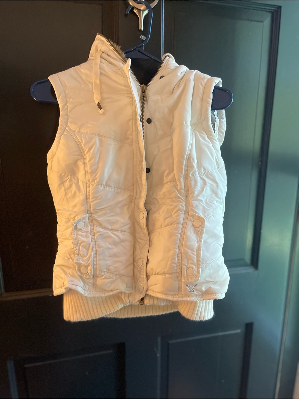 Women’s white American Eagle vest with faux fur hood